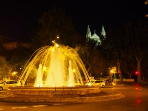 Ausblick zum Springbrunnen des Plaça de la Reina